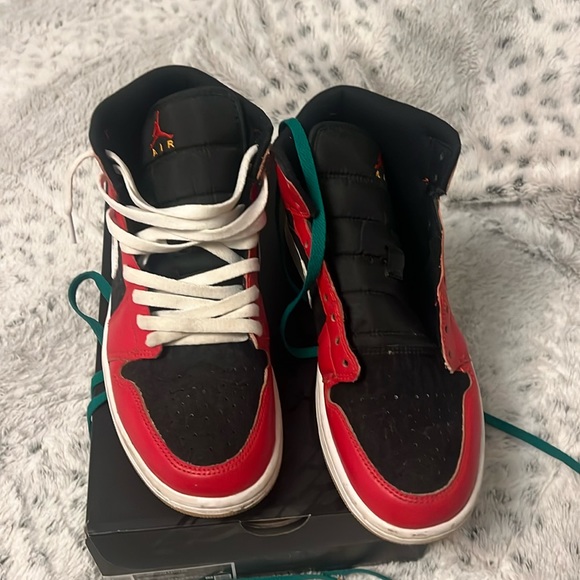 Air Jordan 1 Mid SE, Size 9, Black/Fire Red-White- - Picture 1 of 7